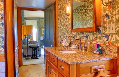 Pella Bed & Breakfast | Dutch Royal Orange Suite at Pella Mansion