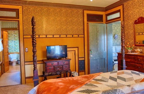 Pella Bed & Breakfast | Dutch Royal Orange Suite at Pella Mansion