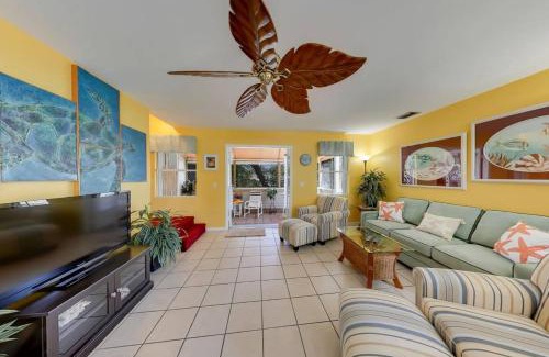 Old Town House | Duval Sea Turtle by AvantStay Great Location Close to Shops Shared Pool