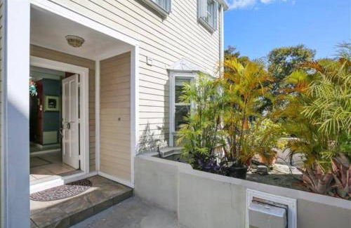 Old Town House | Duval Sea Turtle by AvantStay Great Location Close to Shops Shared Pool