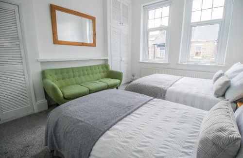 South Shields Apartment | Dwellcome Home Ltd 2 DOUBLE Bedroom 3 Bed Apt, Fast WIFI, Free Street Parking, Ideal for Long Term Contractor, etc Stays, Regular Housekeeping Option, 10 min Walk from Beach and Metro 15-20 min Drive to Nissan & Newcastle - See our Site for Assurance