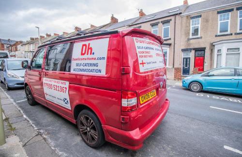 South Shields Apartment | Dwellcome Home Ltd 2 DOUBLE Bedroom 3 Bed Apt, Fast WIFI, Free Street Parking, Ideal for Long Term Contractor, etc Stays, Regular Housekeeping Option, 10 min Walk from Beach and Metro 15-20 min Drive to Nissan & Newcastle - See our Site for Assurance