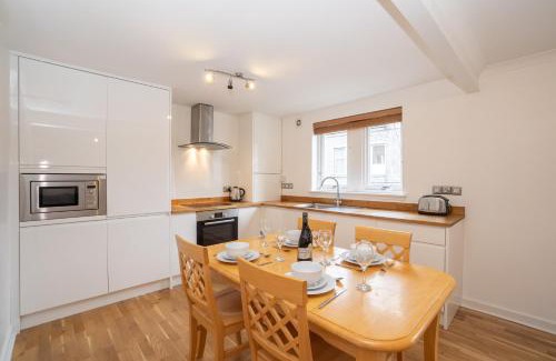Aberdeen West End Apartment | Dwellcome Home Ltd 2 King Beds West End Apt, Half Mile to Union Street yet Quiet, Free Allocated Parking Space at Rear Entrance & Fast WIFI, Ideal for Long Term Contractor, Corporate, etc Stays, Regular Housekeeping Option - See Our Site for Assurance