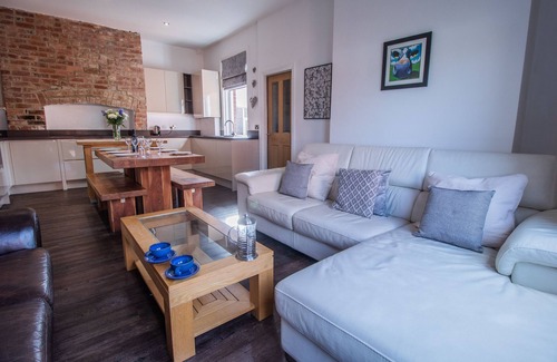 Westoe House | DWELLCOME HOME Ltd FIVE Bedroom Townhouse 3 kings, 2 dbles, sm dble, single ✪