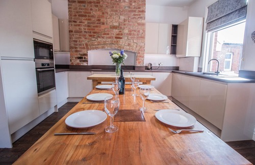 Westoe House | DWELLCOME HOME Ltd FIVE Bedroom Townhouse 3 kings, 2 dbles, sm dble, single ✪