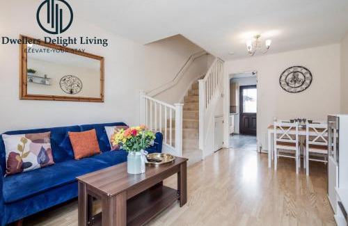 Redbridge Apartment | Dwellers Delight Living Ltd Serviced accommodation 2 Bed House, free Wifi & Parking, Prime Location London, Woodford