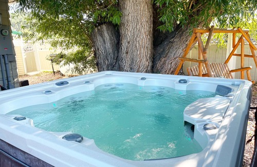 Custer House | Dwntwn Custer Farmhouse on Main St. with Hot Tub