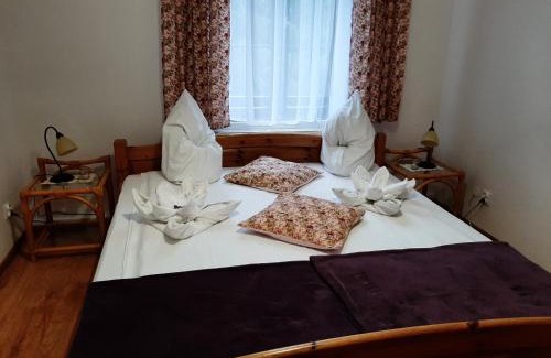 Jelenia Gora Bed & Breakfast | Dworek pod świerkami