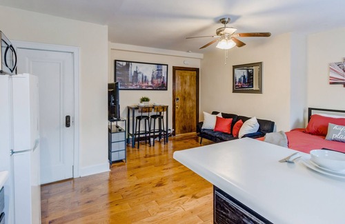 Quality Hill House | DWTN Rustic Studio✩Queen BD✩GFiber✩Free Parking
