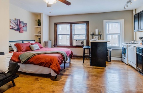 Quality Hill House | DWTN Rustic Studio✩Queen BD✩GFiber✩Free Parking