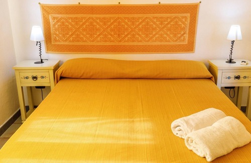 Badesi Bed & Breakfast | e) 12E B&B - One Bedroom Bed and Breakfast, Sleeps 2