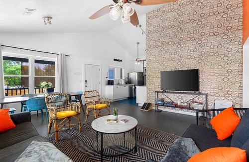 Govalle House | E. Austin Family Hangout! Pool & BBQ -Fully fenced