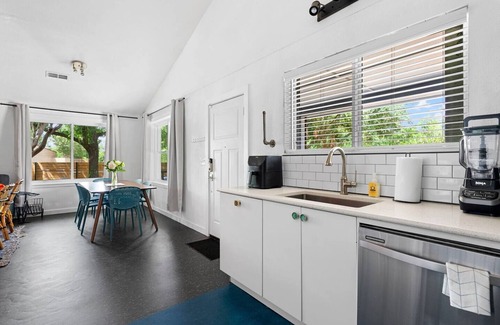 Govalle House | E. Austin Family Hangout! Pool & BBQ -Fully fenced