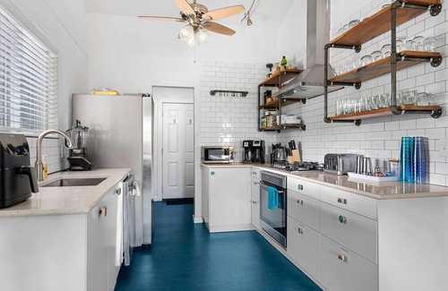 Govalle House | E. Austin Family Hangout! Pool & BBQ -Fully fenced