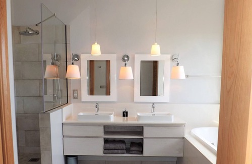 Port Chambly Apartment | E2 Modern & Cozy, Sea view and rooftop pool