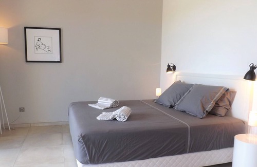 Port Chambly Apartment | E2 Modern & Cozy, Sea view and rooftop pool