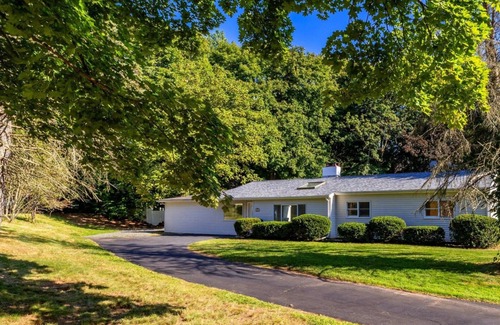 Cheshire House | Each Rooms in a Charming bungalow with Swimming Pool, AC, WiFi in Cheshire
