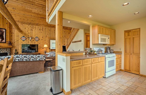 Redmond Cabin | Eagle Crest Retreat w/Great WiFi & Resort Access!