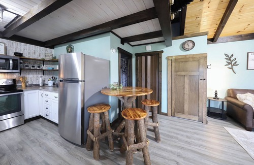 Ella Cabin | Eagle Lake Cottage sleeps 6