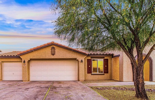 Tucson House | Eagle Point 3B2B | Garage Parking | Fire Pit