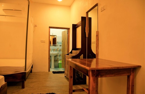 Pottuvil Division 2 Hotel | Eagle Resort Arugambay