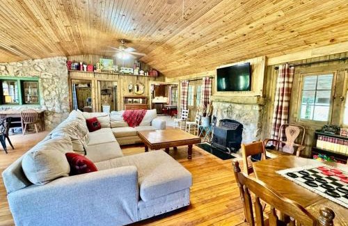 Tahlequah House | Eagle Rock Cabin Illinois River view