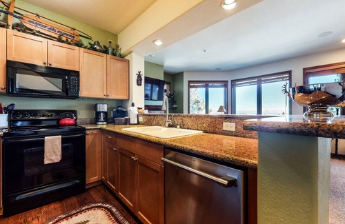 Mammoth Lakes Condo | Eagle Run 212 Ski-in Ski-Out Luxury Mountain Cabin with Private Washer Dryer by RedAwning