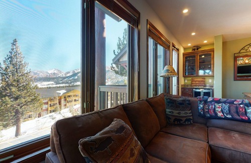 Mammoth Lakes Condo | Eagle Run 212 Ski-in Ski-Out Luxury Mountain Cabin with Private Washer Dryer by RedAwning