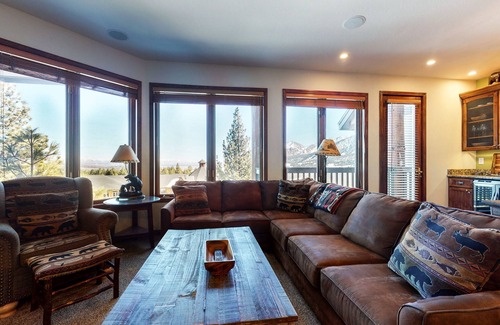 Mammoth Lakes Condo | Eagle Run 212 Ski-in Ski-Out Luxury Mountain Cabin with Private Washer Dryer by RedAwning