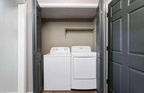 Pawnee Hotel | Eagle's Den Suites Kenedy a Travelodge by Wyndham