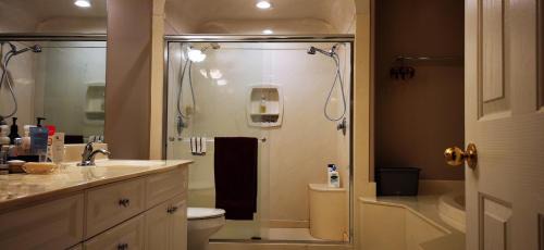 Cordova Bay House | Eagle's House, Room #B