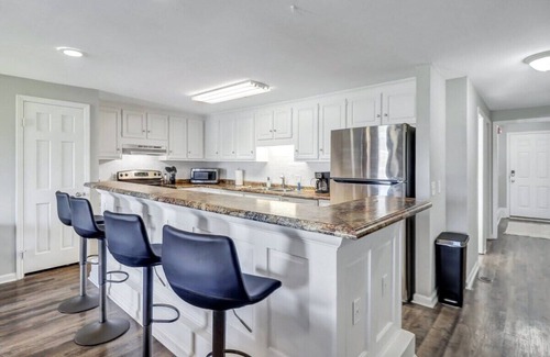 Statesboro Apartment | Eagle's Landing Loft-Downtown, Above Bull & Barrel
