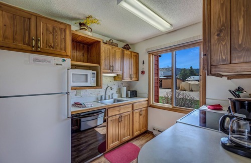 Clark Cabin | Eagle's Nest - 2 bedroom, 2 bath cabin on the Elk River with river views