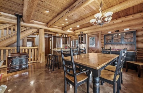 Fairways Ski Chalet | Eagle View Chalet: Spacious 3BDRM Chalet, Family Friendly w/Private Hot Tub
