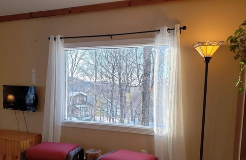 Les Collines-de-l'Outaouais Regional County Municipality Ski Chalet | EAGLE VIEW | Cozy ski-side chalet for all seasons | 25 Mins From Ottawa