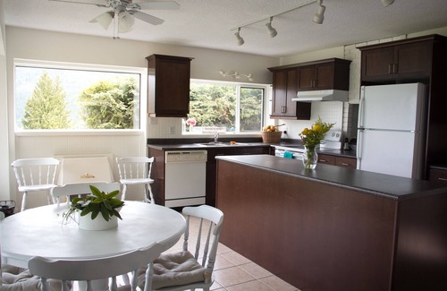 Blind Bay House | Eagles Bliss, nested in the surrounding beauty of the bay and mountain views.