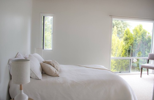 Blind Bay House | Eagles Bliss, nested in the surrounding beauty of the bay and mountain views.