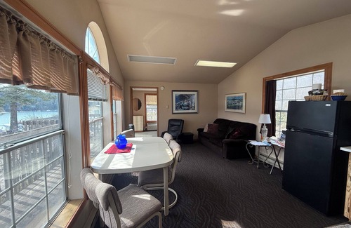 Bayview House | Eagles Landing Cabin