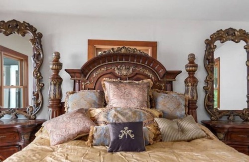 Nauvoo House | Eagles Nest-Mississippi River 1 king size bed