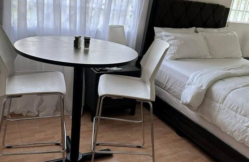 Albion Villa | Eagles Nest Villa Studio AC TV WIFI Fan Luxury Modern