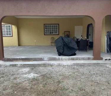 Albion Villa | Eagles Nest Villa Studio AC TV WIFI Fan Luxury Modern