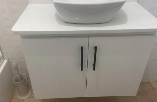 Albion Villa | Eagles Nest Villa Studio AC TV WIFI Fan Luxury Modern