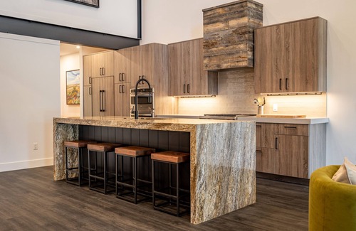 Cody House | Eagles View- New Build! Luxury 3 bedroom condo 1 block off main street!