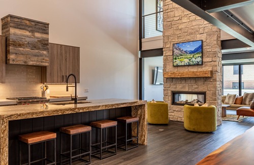 Cody House | Eagles View- New Build! Luxury 3 bedroom condo 1 block off main street!