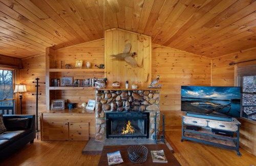 Morganton House | Eagles View Ridge - Gorgeous Mountain Views from the Hot Tub + Firepit