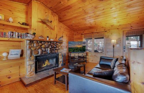 Morganton House | Eagles View Ridge - Gorgeous Mountain Views from the Hot Tub + Firepit