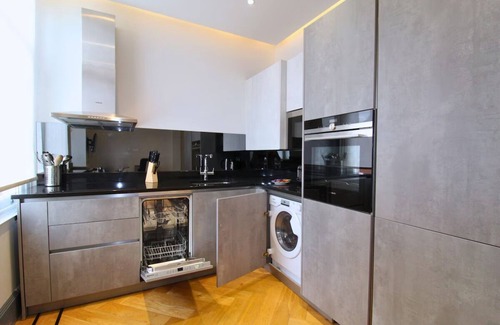 Ealing Broadway Apartment | Ealing Broadway 1 Bedroom | Short Walk from the Historic Walpole Park