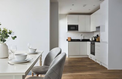 Ealing Broadway Apartment | Ealing Broadway 1 Bedroom | Short Walk from the Historic Walpole Park