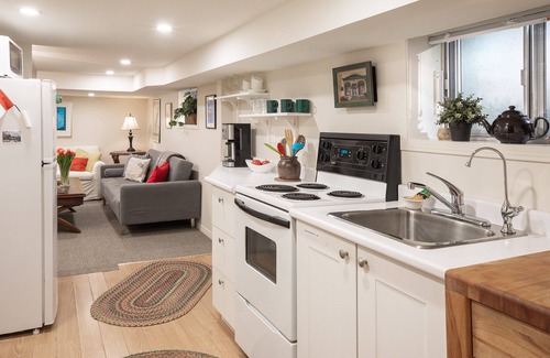 Blake - Jones Apartment | Earl Grey Gardens! Newly renovated near Greektown and The Beach