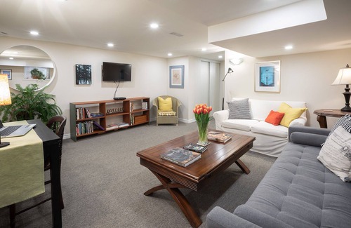 Blake - Jones Apartment | Earl Grey Gardens! Newly renovated near Greektown and The Beach